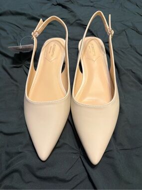 Liz Claiborne Cream Pointed Toe Slingback Flats